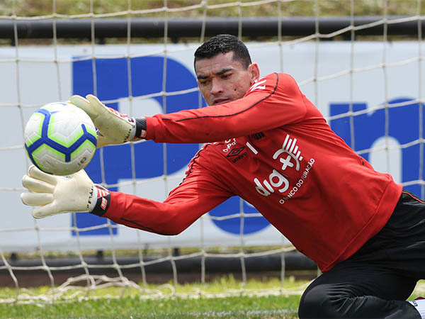 O goleiro Santos: retorno ao Athletico, após presença na seleção brasileira