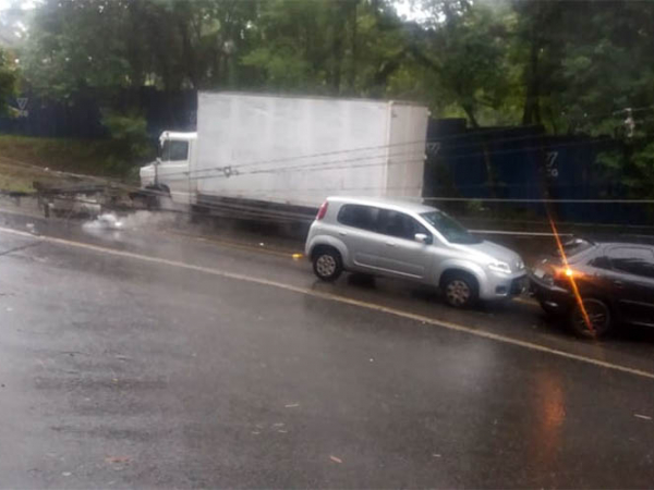 Acidente na rua Cândido Hartmann, nesta sexta-feira
