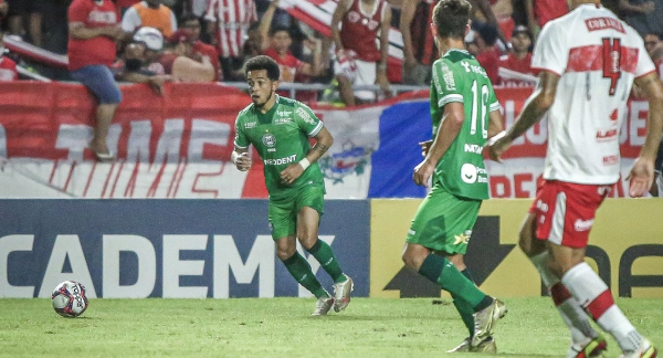 Rafinha: cruzamento para o gol e outra chance criada
