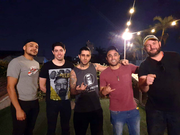 Maurício Masuka (guitarra) Cadu de Menezes (bateria) o produtor Tiago Hóspede, Dalton Haiashy (Vocal) e Neto Rodrigues (Baixo)
