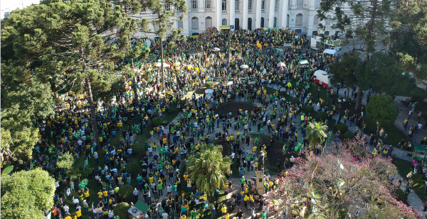 O momento em que a faixa de apoio à UFPR foi retirada