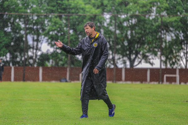 Tcheco comanda treino no FC Cascavel