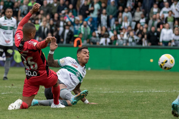 Alef Manga chuta contra o gol do Athletico: Coxa somou 24 finalizações e não conseguiu aproveitar nenhuma