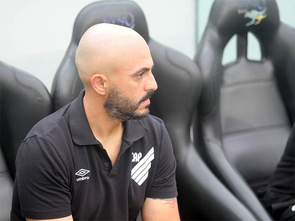 Rafael Guanaes, técnico do Athletico: “A gente ganha fisicamente, em qualidade também"