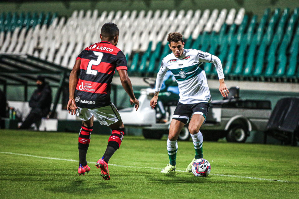 Guilherme Biro enfrenta o Vitória: de volta ao time