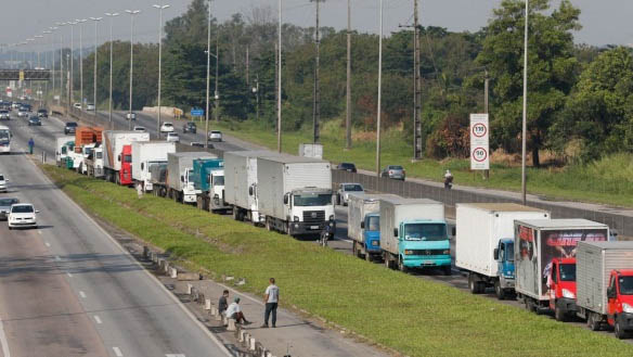 Caminhões parados na Grande Curitiba em 2018: chance de protesto se repetir