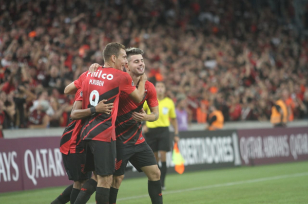 Jogadores do Athletico comemoram gol na Arena, na vitória sobre o Wilstermann