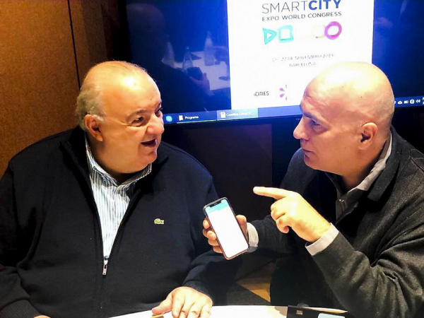 Greca e o presidente da IASP, professor Joseph Piqué: ideia é que num futuro próximo a ferramenta possa possibilitar ao cidadão enviar dados sobre ocorrências, clima, transportes e outras experiências, permitindo mais interação