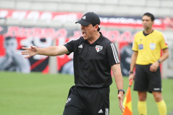 Fernando Diniz na partida contra o Athletico, na Arena