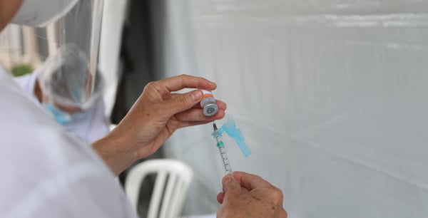 Paraná vai remanejar doses para começar vacinação de professores e demais profissionais da educação em paralelo com grupo de comorbidades