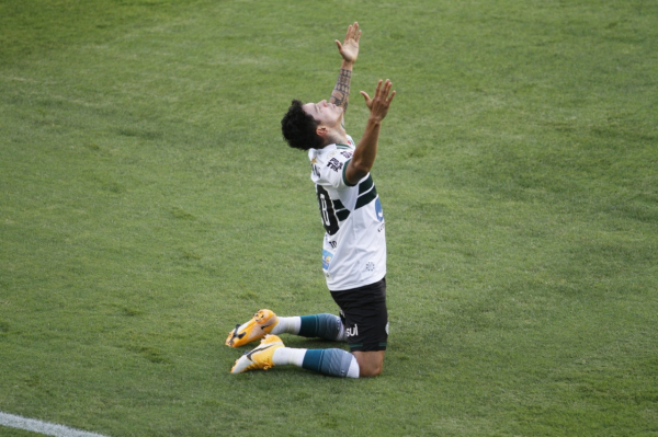 Giovanni Augusto comemora gol contra o Bahia