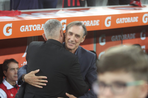 Miguel Angel Portugal cumprimenta Tiago Nunes, na Arena da Baixada, em jogo da Libertadores