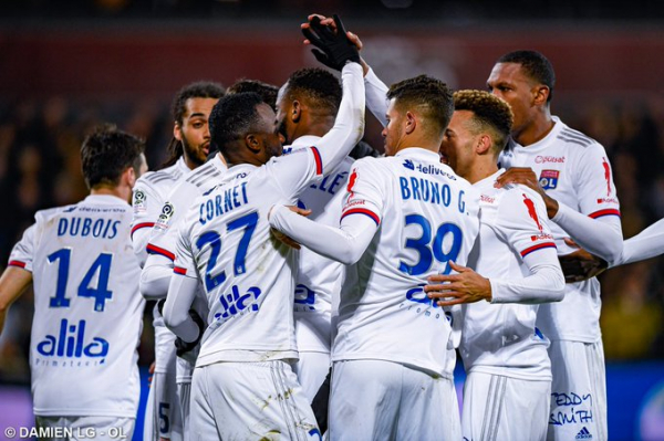 Bruno Guimarães, ao centro, comemora a vitória com jogadores do Lyon