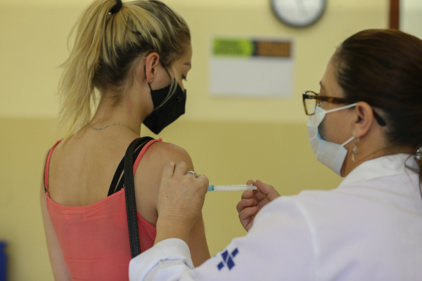 Foram 1.422.782 doses aplicadas entre os dias 1º e 23 do mês: média diária de 61.860 doses administradas
