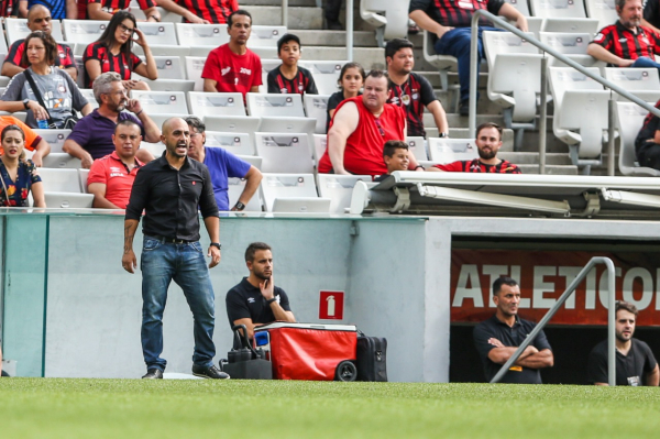 O técnico Rafael Guanaes: estreia pelo Athletico com derrota e vaias da torcida na Arena da Baixada