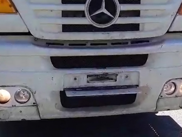 Placa do caminhão estava levantada para evitar identificação ao furar pedágio