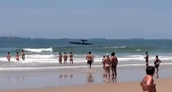 Avião cai em praia no Guarujá