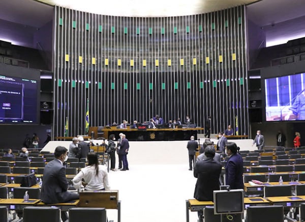 Câmara: 14 siglas na berlinda