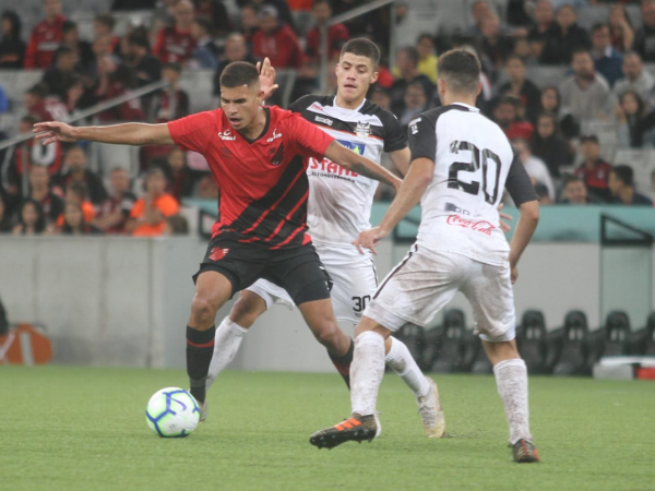 Bruno Guimarães passa pela marcação do General Díaz