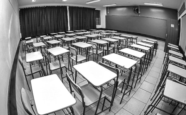 Salas de aula vazias: à espera de uma definição
