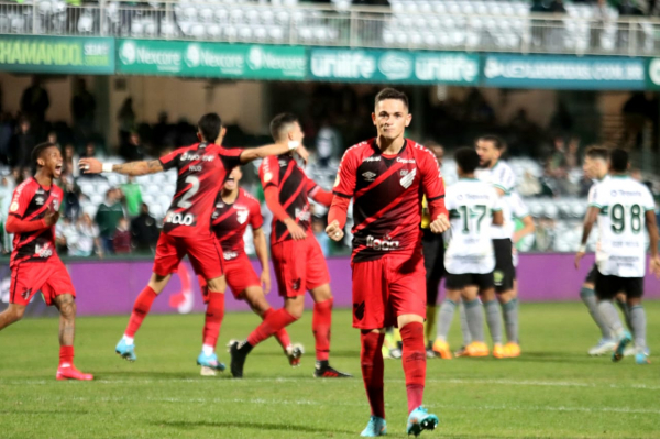 Khellven vibra: gol de pênalti após falta sofrida por Vitor Roque garante vitória suada em pleno Couto Pereira
