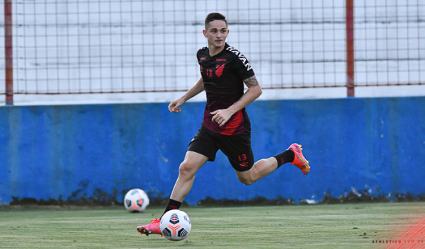 Khellven treina em Fortaleza: lateral será titular, já que Marcinho está suspenso