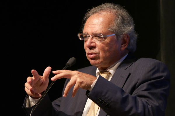 Guedes: ministro argumentou que, como professor, costuma dar exemplos para ilustrar o que fala, e que não houve intenção pejorativa ao comemorar o patamar alto do dólar, considerado positivo pelo ministro.