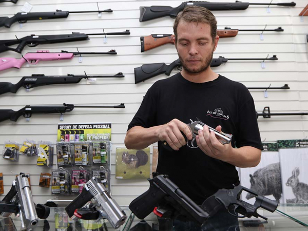 Comércio de armas vive momento de otimismo com decreto presidencial: muita procura