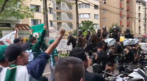 Protesto no Couto Pereira, na chegada dos jogadores