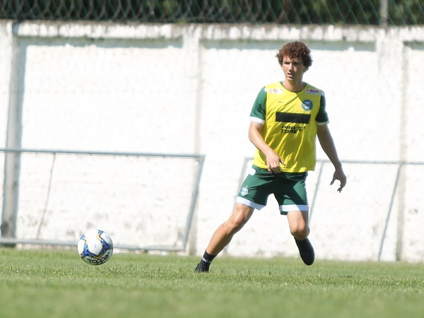 Fabiano: lateral ex-Vitória começa o Paranaense como titular