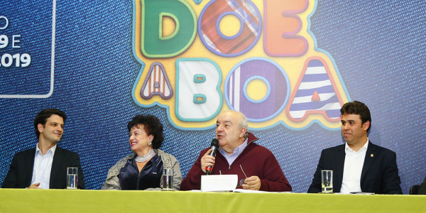 Greca (ao centro) no lançamento da campanha