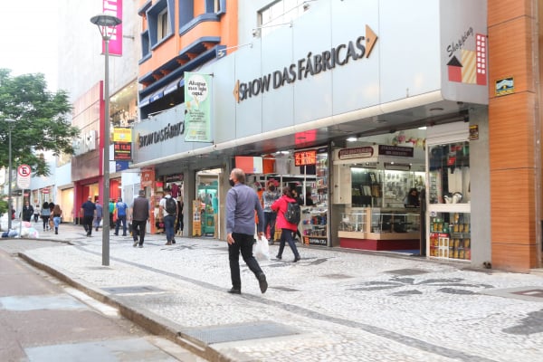 Boa parte do 13º salário acaba indo para as compras