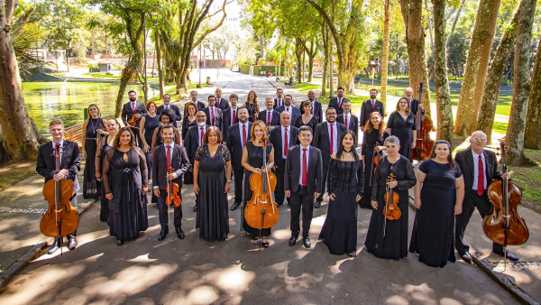 Quarenta músicos do coro e da orquestra do grupo mantido pela Fundação Cultural de Curitiba voltam a se encontrar depois de quase dois anos para o concerto Travessias.