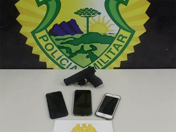 A arma e os celulares apreendidos