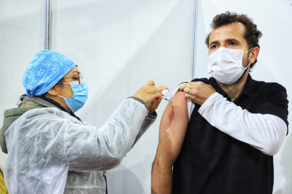 Somando primeiras doses e doses únicas, 48,24% dos paranaenses foram vacinados