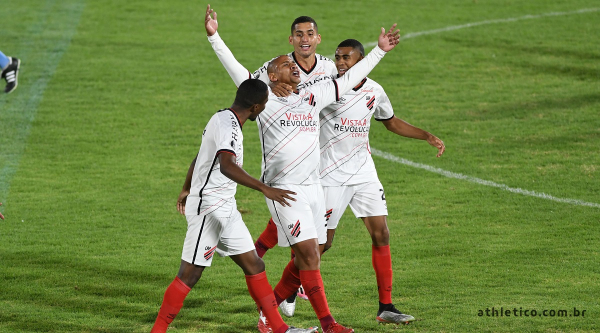 Walter comemora o terceiro gol do Athletico