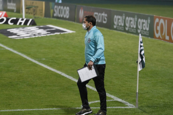 O técnico Gustavo Morínigo: expulso contra o CRB