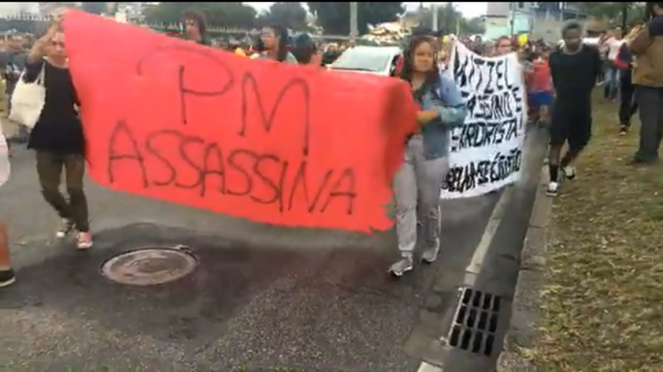 Moradores de comunidade do RJ protestam contra violência policial em enterro de menina de 8 anos vítima de bala perdida