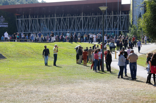 Fila da vacina no Parque Barigui: corrida para imunizar a população