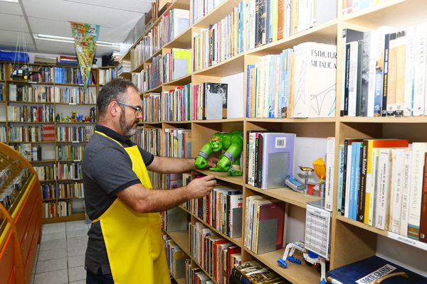 Não são apenas livros: para sobreviver, sebos comercializam até brinquedos vintage