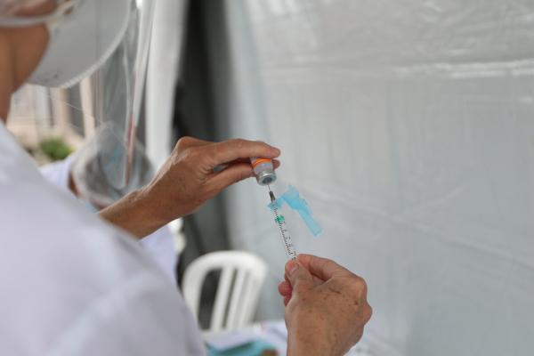 População vacinada com primeira dose chega a corresponde a 82%