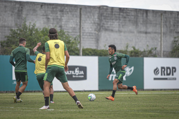 Rafinha em treino do Coritiba: ele disputa posição com Cerutti
