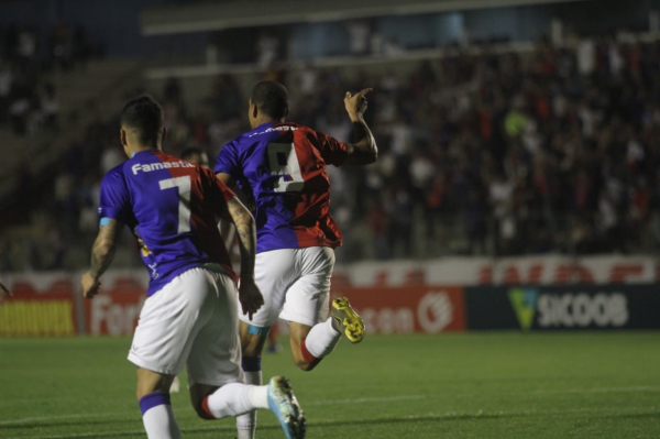 Jenison comemora o gol do Paraná contra o Vila Nova