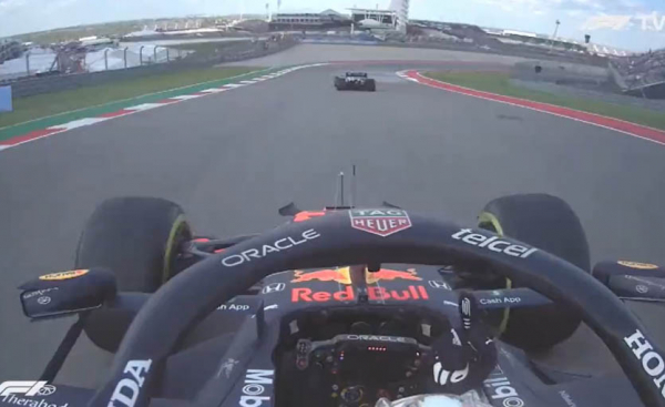 Verstappen (no cockpit) e Hamilton (mais à frente)