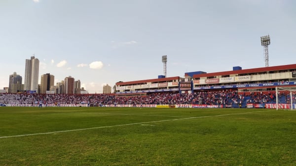 Torcida do Paraná Clube na Vila Capanema, contra o Santo André