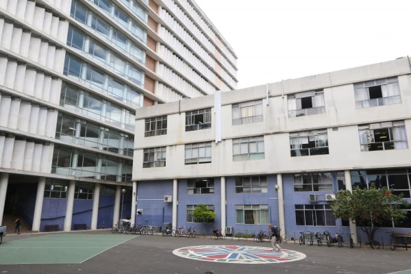 Pátio da Reitoria da UFPR: sem aulas desde o dia 16 de março