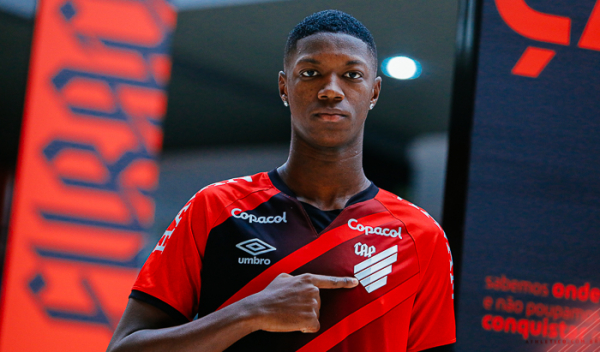 Matheus Babi é apresentado pelo Athletico Paranaense
