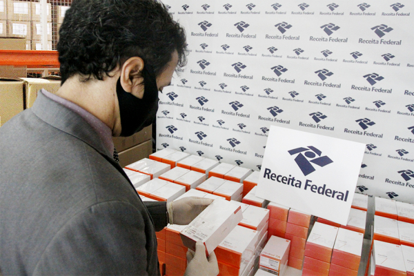 Celulares apreendidos pela Receita Federal serão cedidos para estudantes