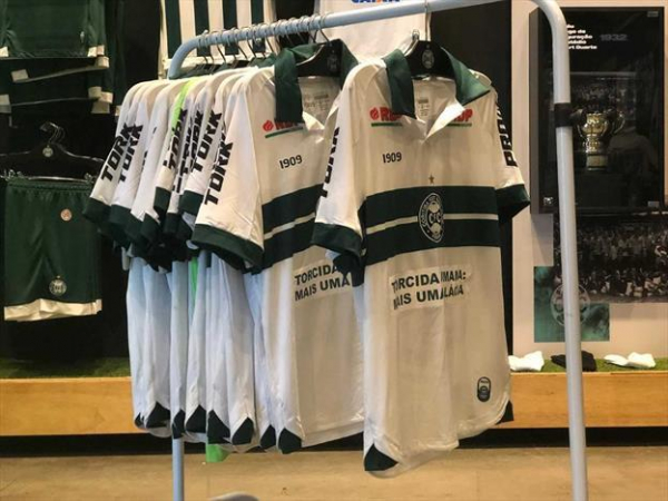 As camisas usadas pelos jogadores no clássico
