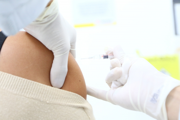 Na nota, o MP lembra que em todo mundo, ao menos 50 países já deram início ao uso de vacinas que foram submetidas “aos estudos clínicos necessários”.